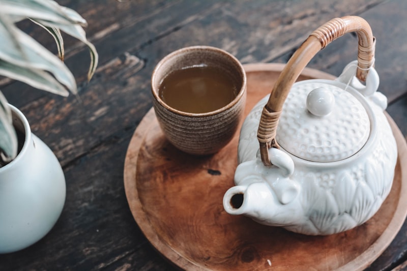 Ấm trà Thái Nguyên với nước trà xanh vàng trong suốt